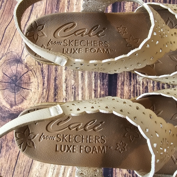 CALI from SKECHERS Size 9 Luxe Foam Wedge Laser Cut Extreme Comfort Shoes Cream - Picture 6 of 8